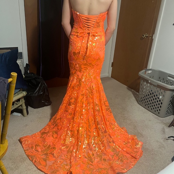 Beautiful orange sequin gown - Picture 4 of 6